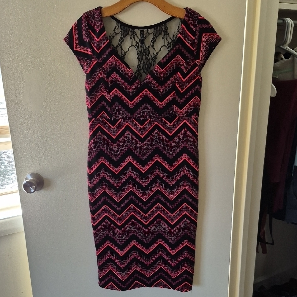Elegant Chevron Midi Dress in Black and Pink